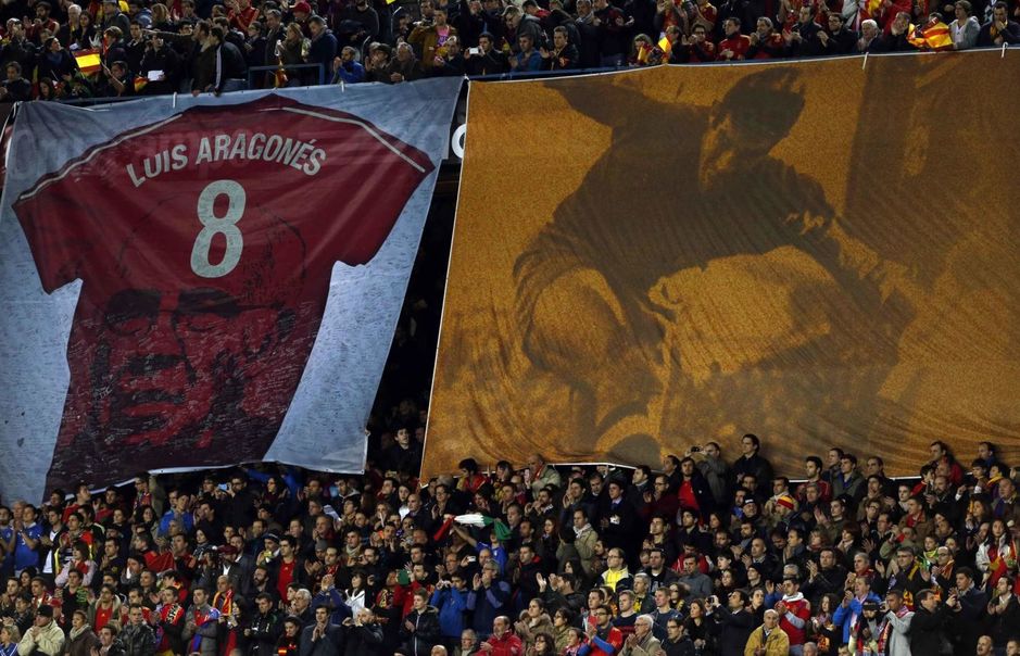 a-banner-is-displayed-to-pay-tribute-to-former-spain-s-coach-aragones-before-spain-play-against-italy-in-their-international-friendly-soccer-match-in-madrid